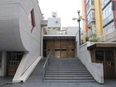 La facciata in cemento, originariamente a vista, � caratterizzata sul prospetto principale da una parete ricurva che, a seconda delle interpretazioni, simboleggerebbe il ventre della Madonna oppure l�Arca della salvezza